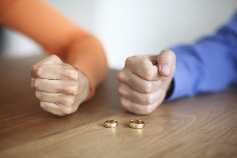Insolite : mécontent de son divorce il paie le dédommagement en petites coupures et pièces soit 13 sacs d’argent