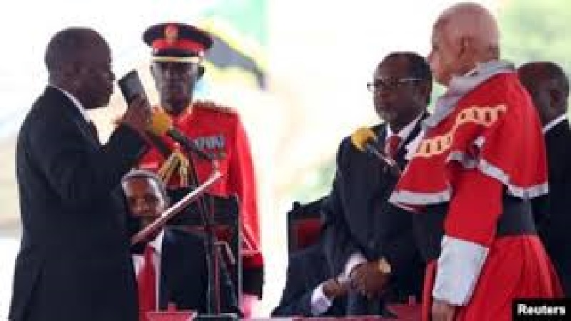 Tanzanie : John Magufuli  prête serment