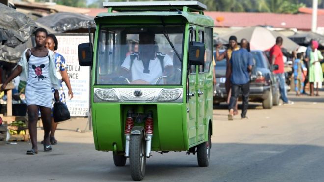 Abidjan : certains taxis carburent désormais à l’énergie solaire !