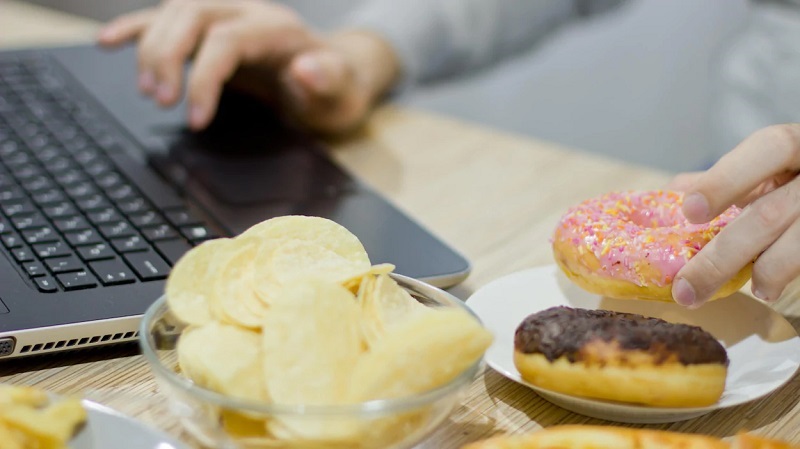 Télétravail : voici pourquoi on a tout le temps envie de manger