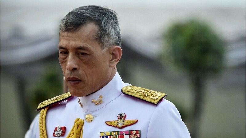 Thaïlande : cette image de la maîtresse du roi rampant devant lui et son épouse fait jaser