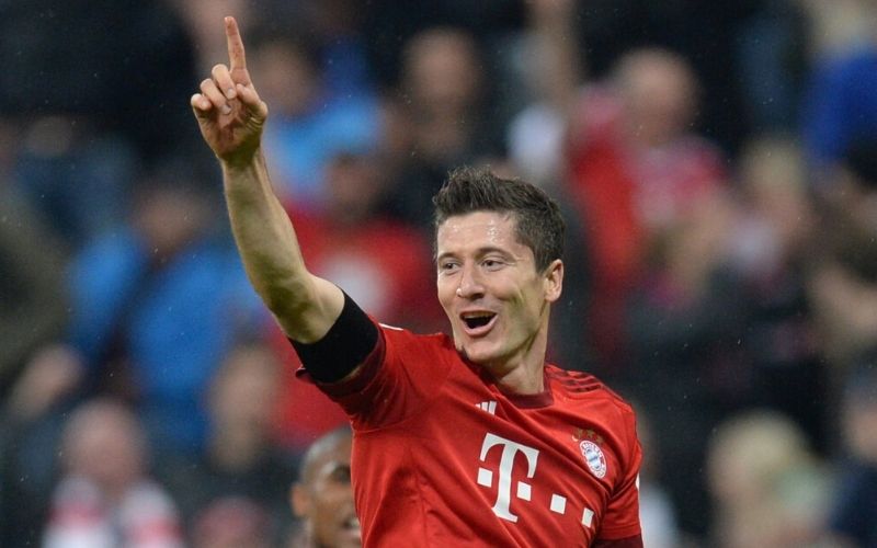 Bayern Munich : Robert Lewandowski au lit avec tous ses trophées (photo)