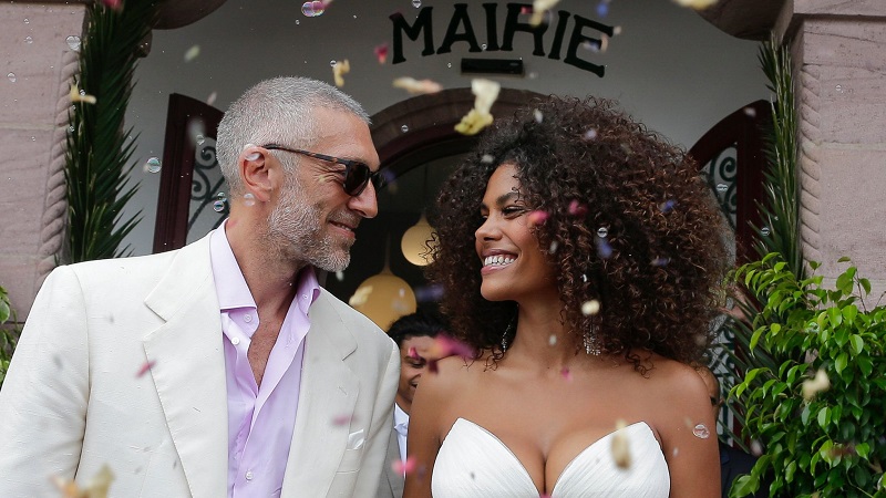 Vincent Cassel partage une photo osée où il tente de déshabiller Tina Kunakey