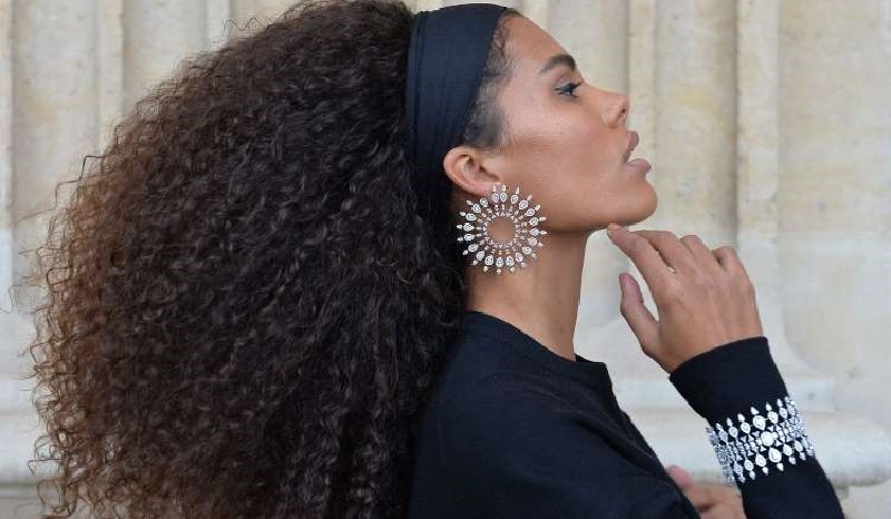 Tina Kunakey : son accessoire original pour un look glamour (photo)