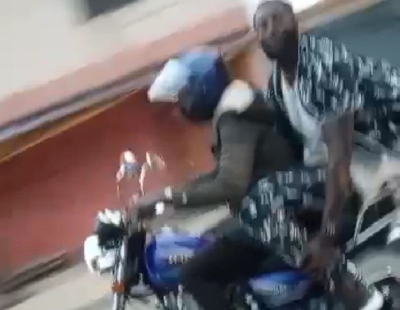 Togo : Adebayor en balade sur Zémidjan à Lomé reçoit des critiques (vidéo)