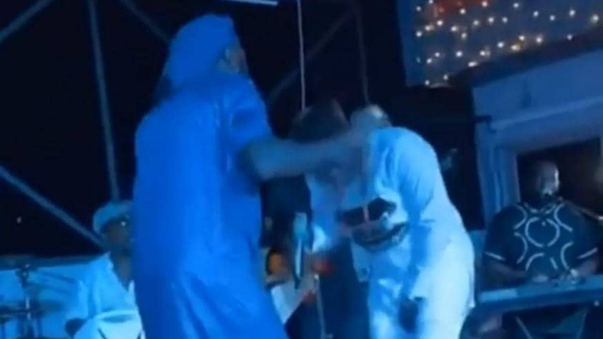 Togo : Adebayor fait pleuvoir des billets sur King Mensah (vidéo)
