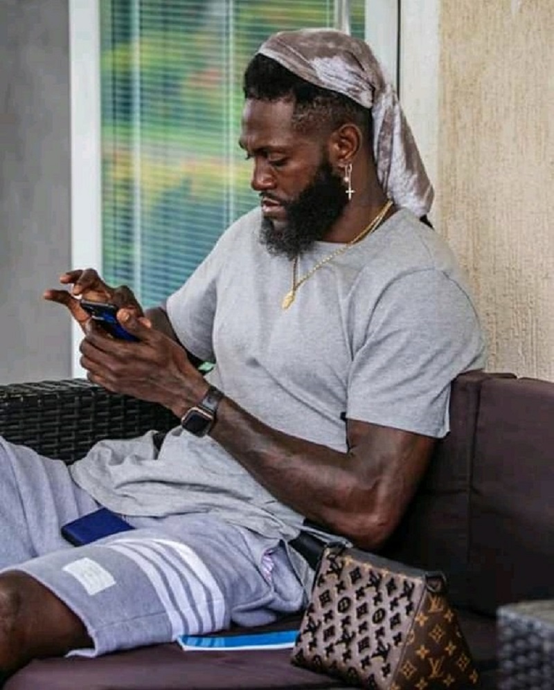 Togo : Emmanuel Adebayor embarrassé par « le scandale se3uel » ? La réaction de la star