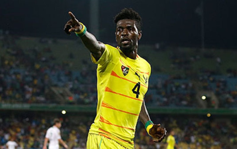 Emmanuel Adébayor toujours au top : la star togolaise fait mordre la poussière à ses adversaires sur le terrain (vidéo)