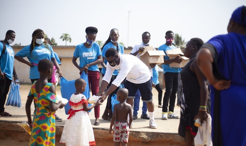 Togo / Fêtes de fin d’année : le geste mémorable de Kaporal Wisdom à plus de 300 enfants