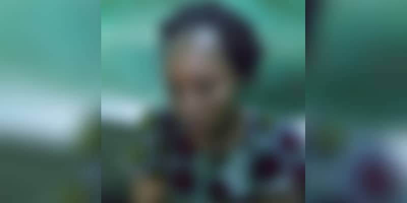 Côte d’Ivoire : en pleine journée, une femme prend son bain aux abords d’un carrefour