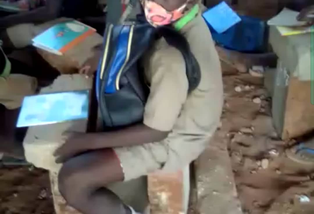 Togo / Rentrée scolaire : des élèves assis sur des briques, 4 par banc ; la vidéo qui choque la toile
