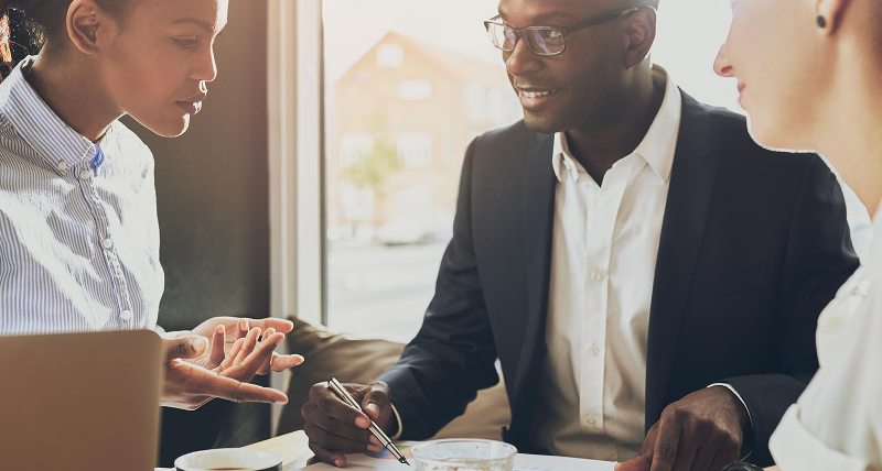 Fortune : Les millionnaires partis de rien commencent souvent avec la même stratégie d’épargne