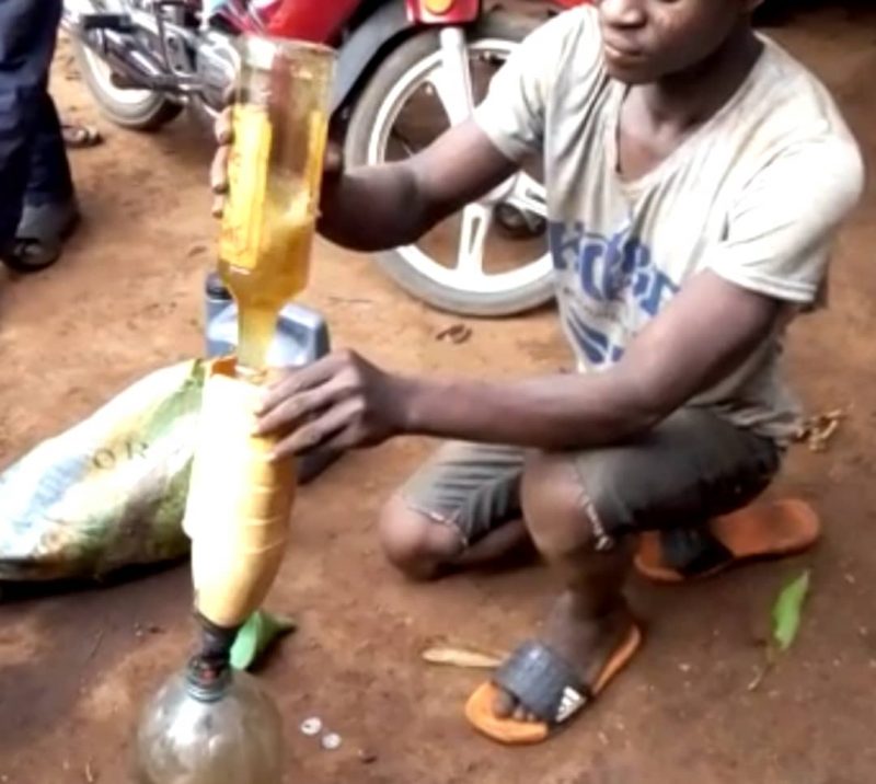 [Togo / Vidéo] Un vendeur de carburant frelaté (Boudè) qui escroquait ses clients arrêté