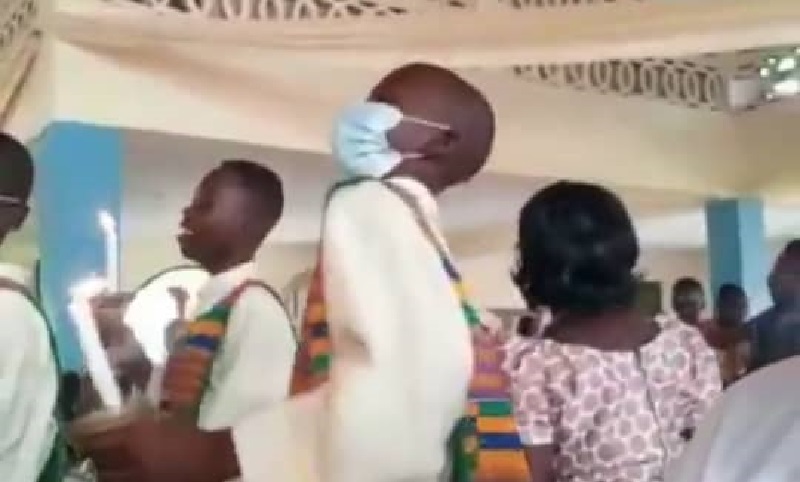 Togo : la danse d’un enfant de chœur fait un tabac sur la Toile (vidéo)