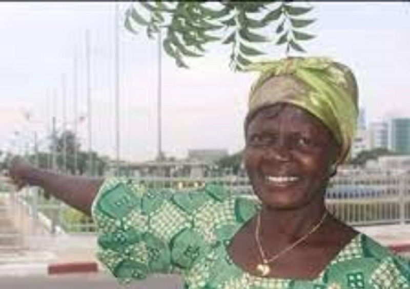 Togo : Une voiture de plus de 50 millions FCFA offerte à Maman Taméa par cet artiste (Photos)