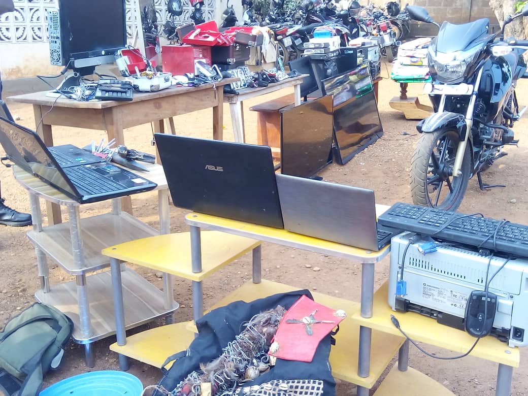 Togo : un bandit de grand  chemin mis hors  d’état de nuire ; les images de  son impressionnant butin