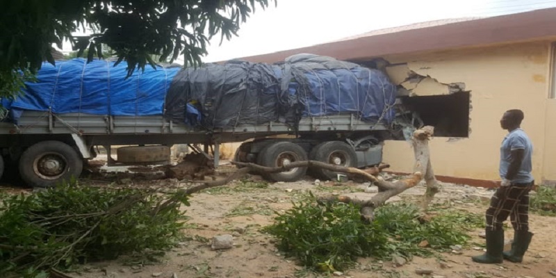 Togo : un titan sort de la route et fait un mort