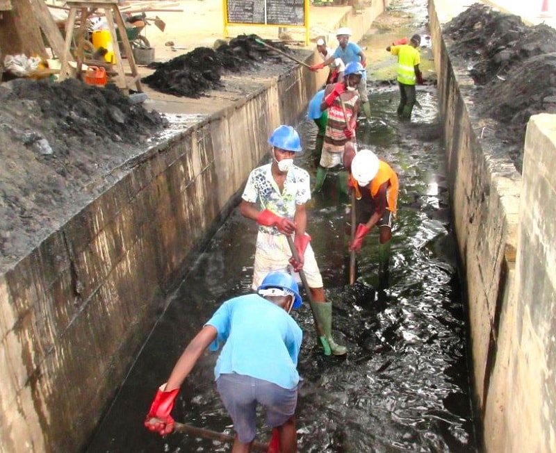 Togo/Curage des caniveaux : les actes inciviques de certains riverains compliquent les travaux