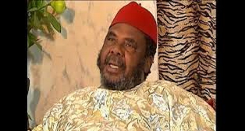 « Tout jeune homme qui se met à genoux pour demander une fille en mariage n’est pas seulement un idiot, c’est un fou », dixit Pete Edochie