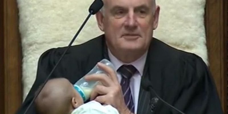 Néo-zélande : le président du parlement filmé berçant le bébé d’un député en plein débat
