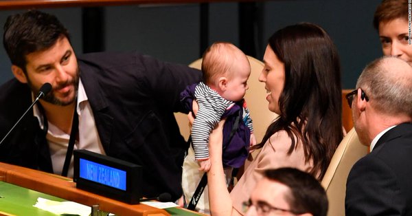 Une cheffe de gouvernement siège aux Nations Unies avec son bébé