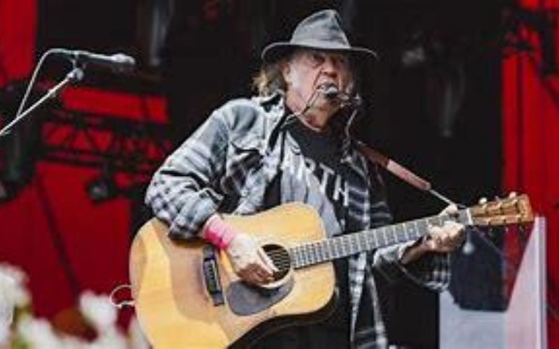Neil Young : le chanteur vend la moitié des droits de ses chansons