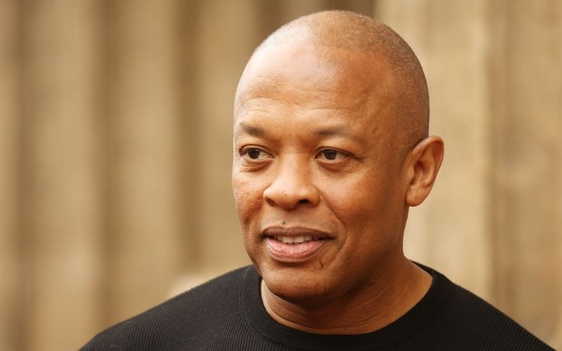Dr. Dre : le rappeur s’affiche au bras d’une mystérieuse femme en soutien-gorge (photo)