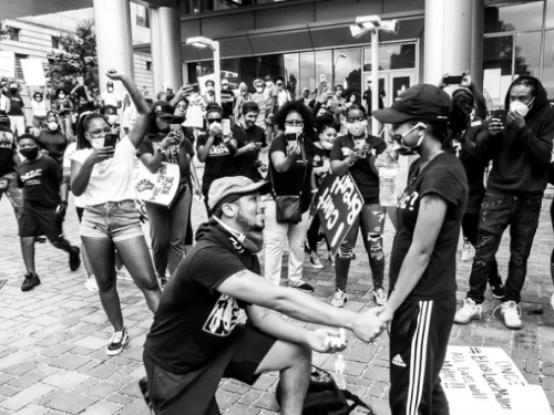 USA : un homme fait sa demande en mariage en pleine manifestation