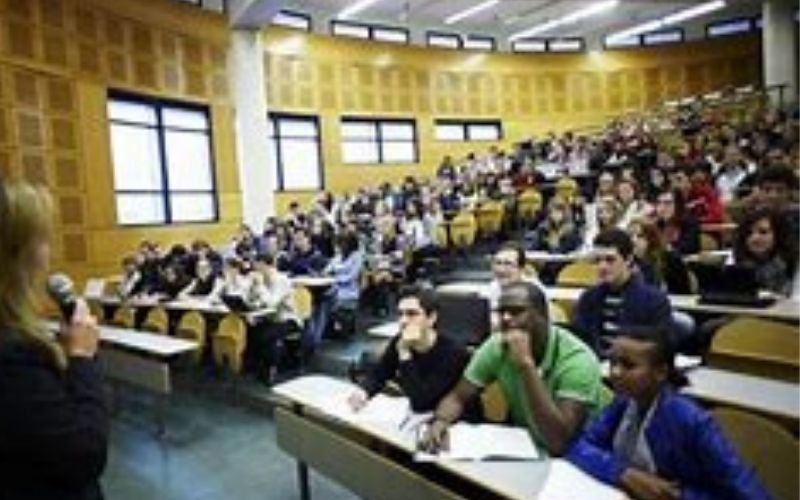 USA : un professeur suspendu pour cette « petite » confusion