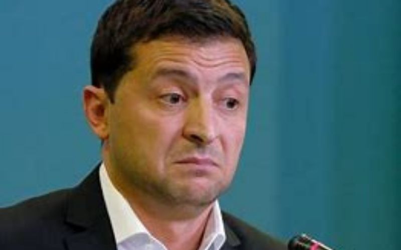 Ukraine : le Président Zelensky effrayé par un fort bruit lors d’une réunion (vidéo)
