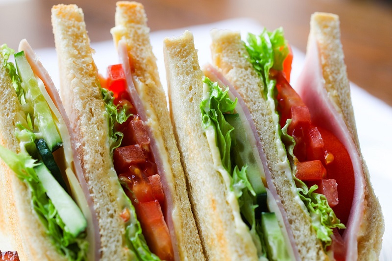 Un adolescent condamné à 6 mois ferme pour avoir volé un sandwich et du jus d’orange