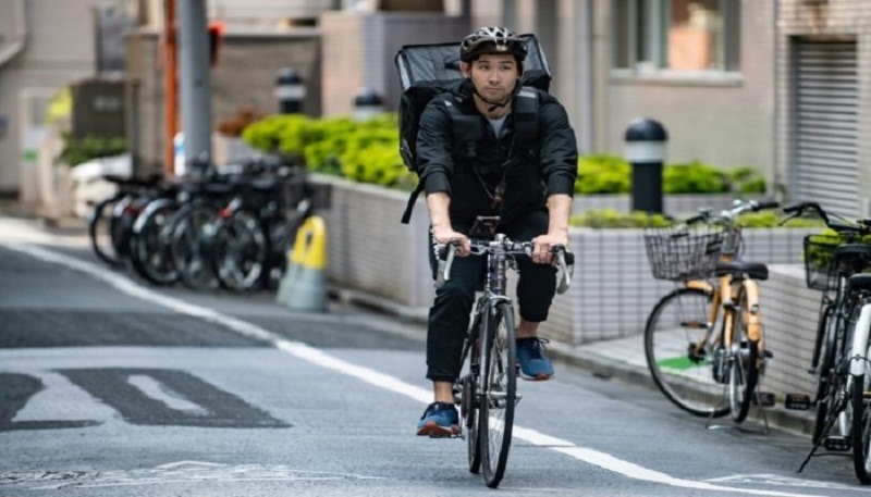 Un athlète olympique japonais fait la livraison de nourriture pour joindre les deux bouts