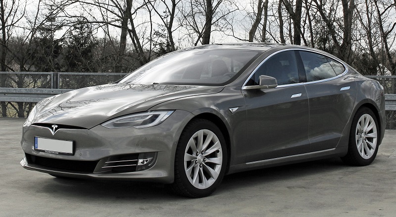 Un automobiliste fait une sieste au volant de sa Tesla lancée à 140 km/h