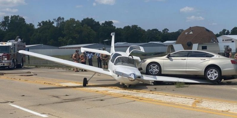 Un avion atterrit d’urgence sur une autoroute, une voiture monte sur son aile (photo)