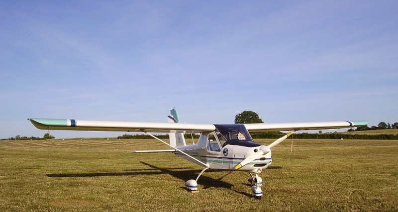 Un avion s’écrase sur une rue animée, au milieu des voitures et près d’un piéton (vidéo)