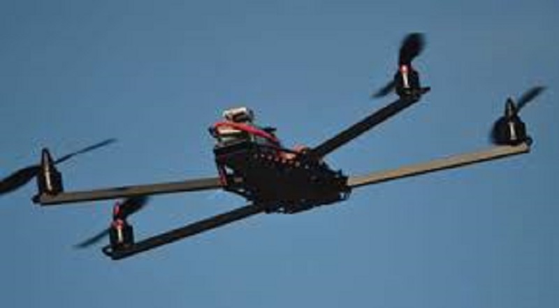 Un avion téléguidé fonce droit sur lui et lui cause des dommages