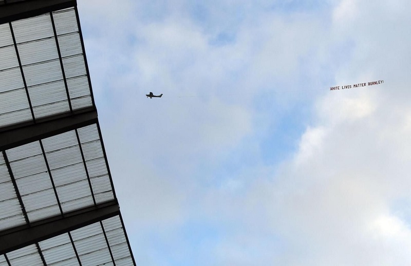 Un avion tirant une banderole raciste survole Manchester City au début d’un match de foot