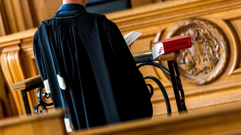Un avocat parisien soupçonné de filmer sous les jupes de ses stagiaires