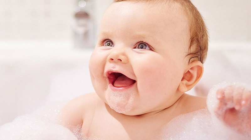 Un bébé de 8 semaines parle déjà