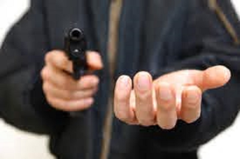 Un braqueur se fait lui-même braquer et lyncher
