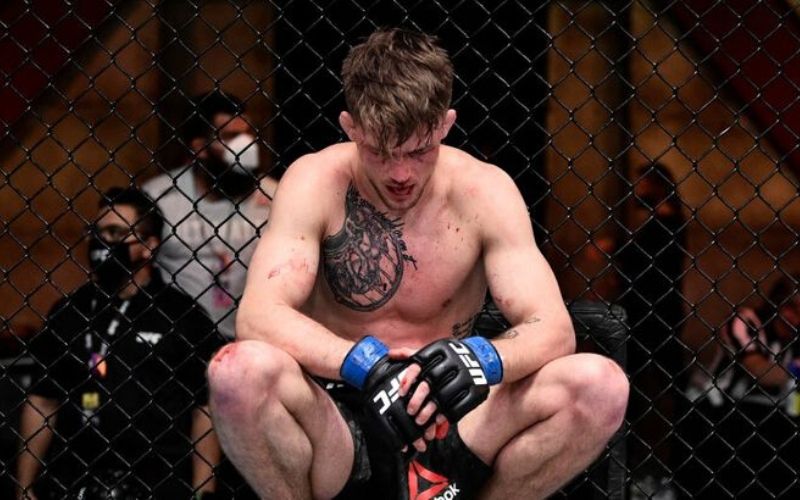 UFC : Un combattant supplie son coach de le laisser abandonner la partie (vidéo)