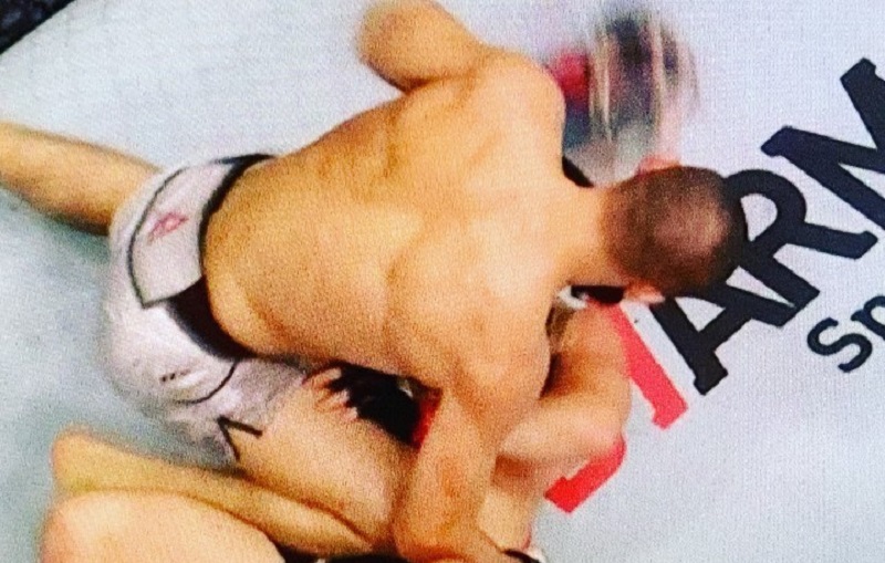 Un combattant de l’UFC expérimenté « étranglé » par un débutant (vidéo)