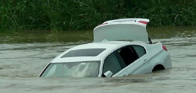 Un enfant de riches jette sa BMW dans la rivière parce qu’il voulait une Jaguar (Vidéo)