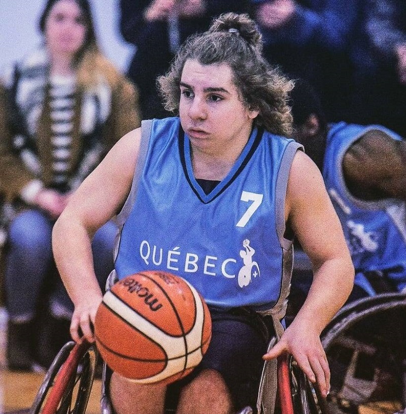 Un étudiant et basketteur en fauteuil roulant, récipiendaire d’une bourse de 2 millions Fcfa
