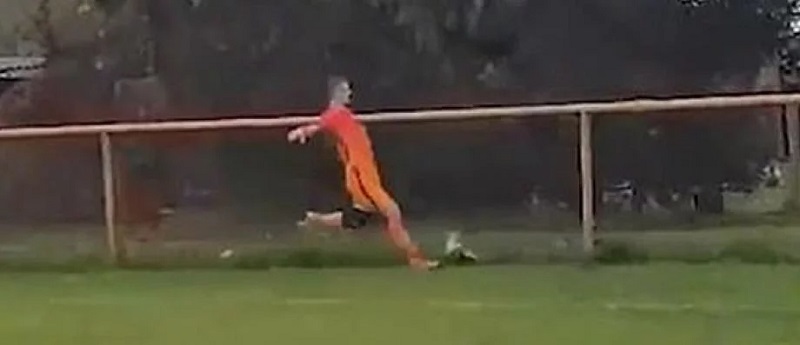 Un footballeur poursuivi en justice pour ‘acte criminel’ après avoir tué une poule à coups de pied pendant un match semi-professionnel