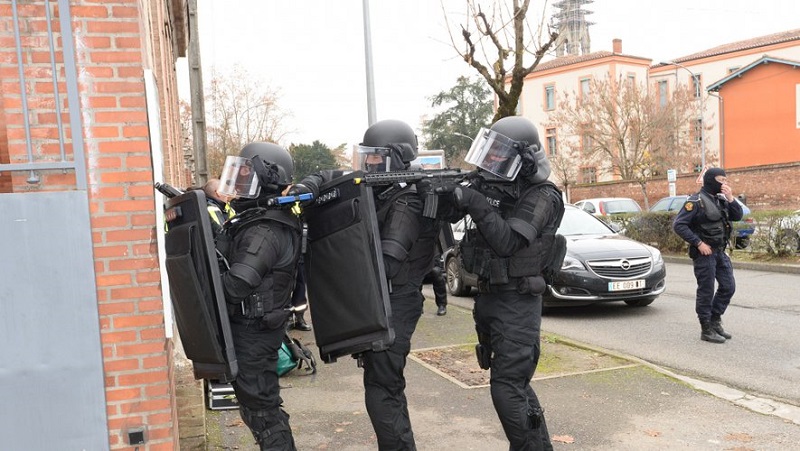 Un forcené débarque dans un commissariat armé de plusieurs couteaux