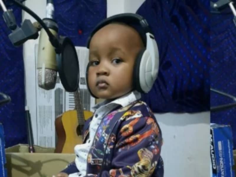 Un garçon de 2 ans sort une chanson gospel qui fait fondre le cœur des internautes (Vidéo)