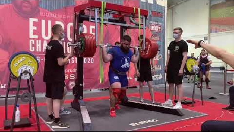 Un haltère de 400 kg a failli écraser un sportif russe qui se brise les 2 genoux (vidéo)