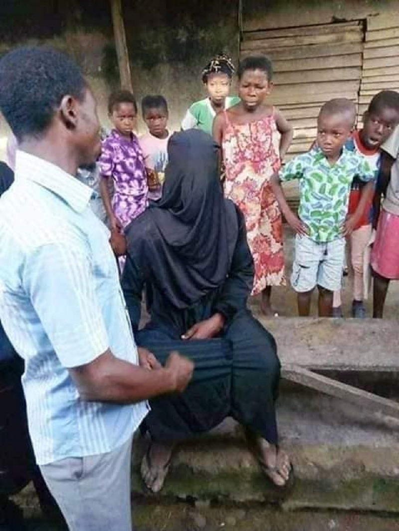 Un homme arrêté après s’être  déguisé en  hijab pour avoir  des relations s3xuelles avec une femme mariée dans la maison de son mari (photos)
