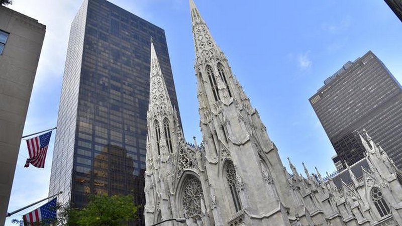 Un homme de 37 ans arrêté à la cathédrale de New York avec des bidons d’essence